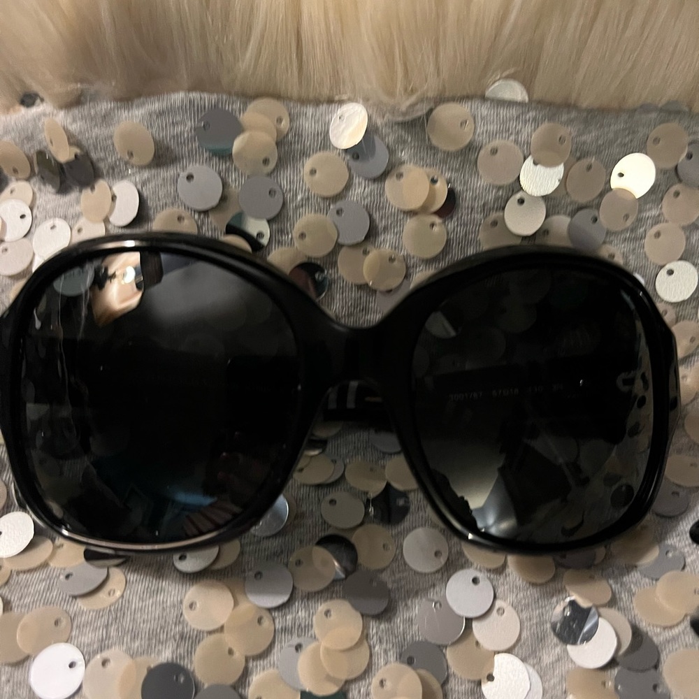 Burberry sunglasses EUC has case and cleaning cloth.